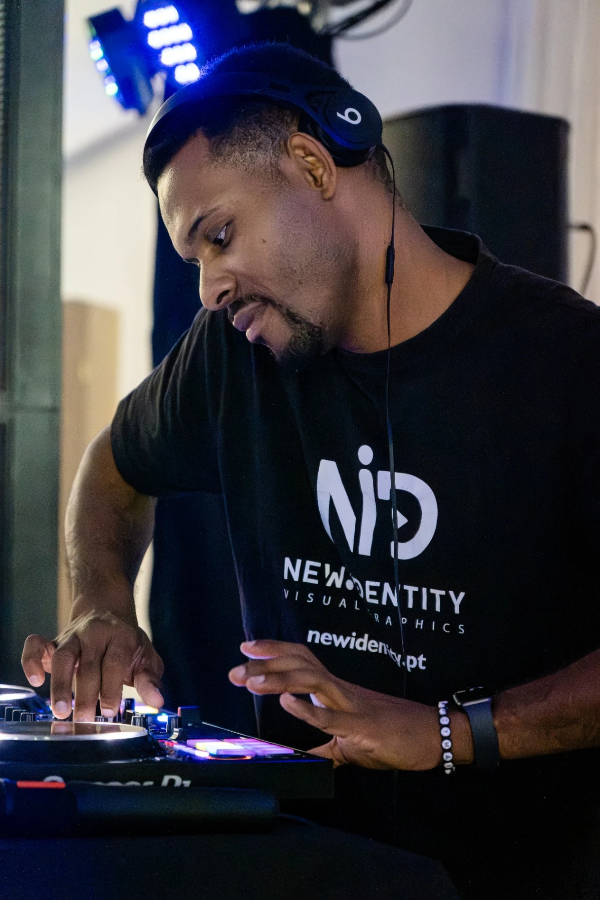 DJ Sonora em atuação num evento — fotografia 1